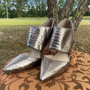 Vince Camuto Women’s Snake-Embossed Pewter Colored Leather Heels, Size 6.5 EUC
